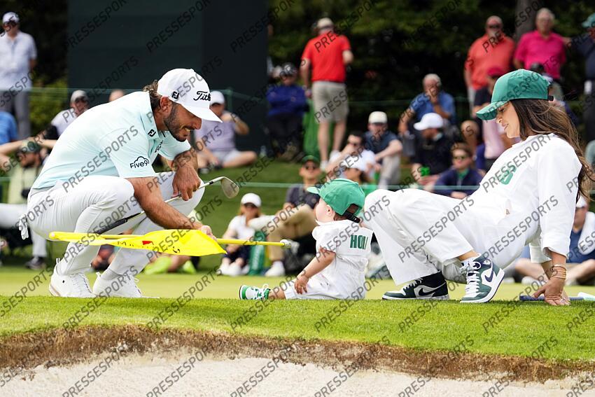 Apr 10, 2024; Augusta, Georgia, USA; Max Homa plays with his son Cam as his wife Lacey watches on No. 2 during the Par 3 Contest at Augusta National Golf Club. Mandatory Credit: Rob Schumacher-USA TODAY Network concours par 3 PGA: Masters Tournament - Par 3 Contest 