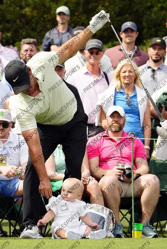 Apr 10, 2024; Augusta, Georgia, USA; Brooks Koepka sets down his son Crew sits on the No. 3 tee before teeing off during the Par 3 Contest at Augusta National Golf Club. Mandatory Credit: Rob Schumacher-USA TODAY Network concours par 3 PGA: Masters Tournament - Par 3 Contest 