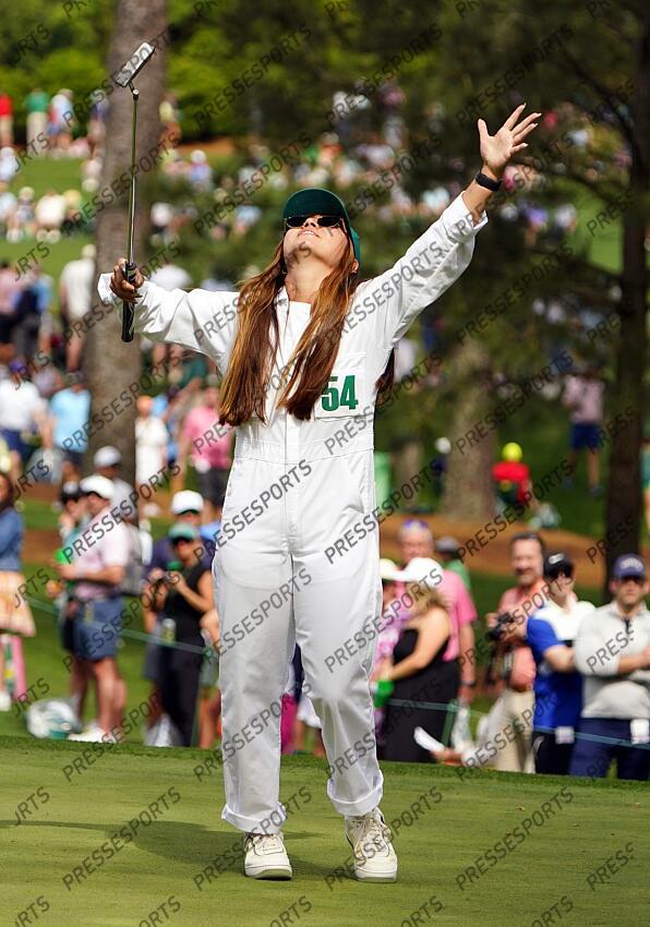 Apr 10, 2024; Augusta, Georgia, USA; Sahith Theegala's girlfriend Juju Chan reacts to her missed putt on No. 7 during the Par 3 Contest at Augusta National Golf Club. Mandatory Credit: Katie Goodale-USA TODAY Network concours par 3 PGA: Masters Tournament - Par 3 Contest 