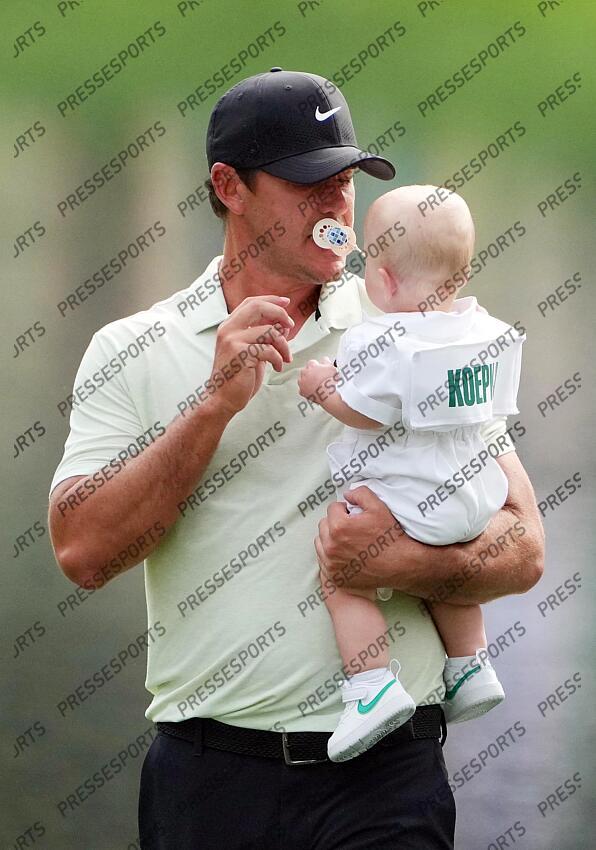 Apr 10, 2024; Augusta, Georgia, USA; Brooks Koepka holds his son Crew as they walk off the No. 9 green during the Par 3 Contest at Augusta National Golf Club. Mandatory Credit: Kyle Terada-USA TODAY Network concours par 3 PGA: Masters Tournament - Par 3 Contest 