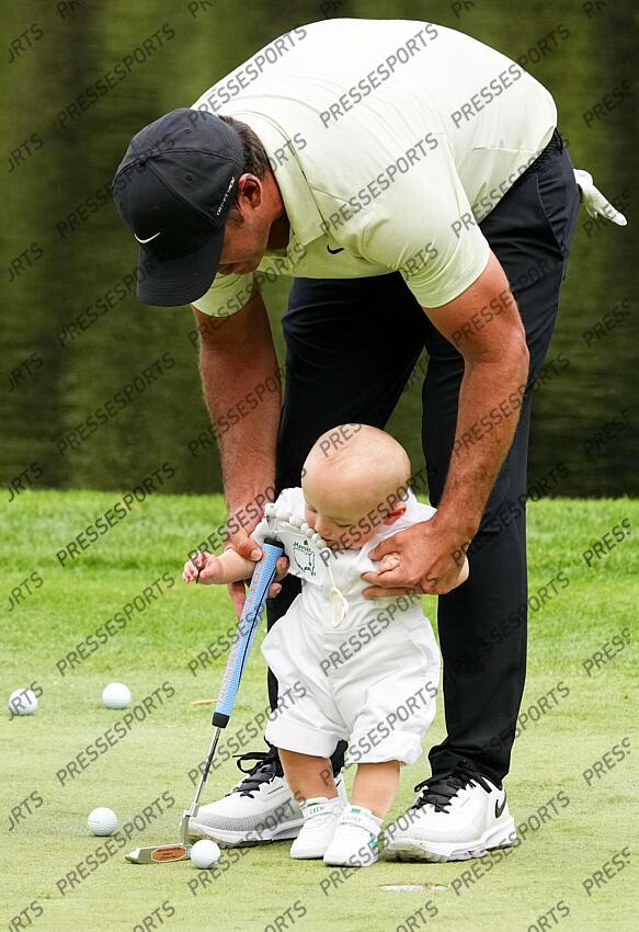 Apr 10, 2024; Augusta, Georgia, USA; Brooks Koepka helps his son, Crew, putt on the no. 9 green during the Par 3 Contest at Augusta National Golf Club. Mandatory Credit: Adam Cairns-USA TODAY Network concours par 3 PGA: Masters Tournament - Par 3 Contest 