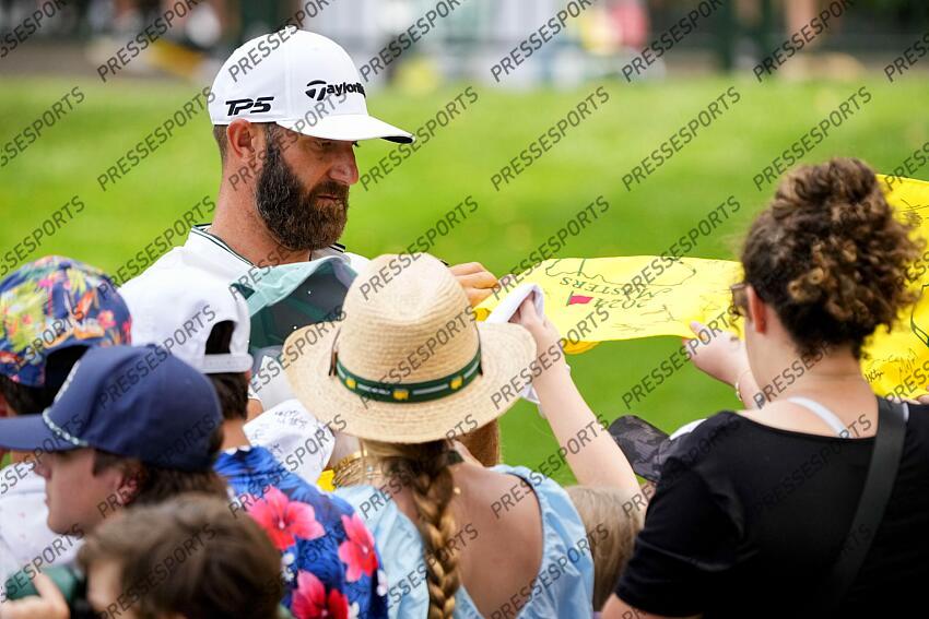 Apr 10, 2024; Augusta, Georgia, USA; Dustin Johnson signs autographs for patrons during the Par 3 Contest at Augusta National Golf Club. Mandatory Credit: Adam Cairns-USA TODAY Network concours par 3 PGA: Masters Tournament - Par 3 Contest 