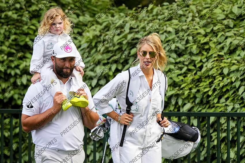 Apr 10, 2024; Augusta, Georgia, USA; Jon Rahm walks with his wife, Kelley Cahill, and his son, Kepa, during the Par 3 Contest at Augusta National Golf Club. Mandatory Credit: Adam Cairns-USA TODAY Network concours par 3 PGA: Masters Tournament - Par 3 Contest 