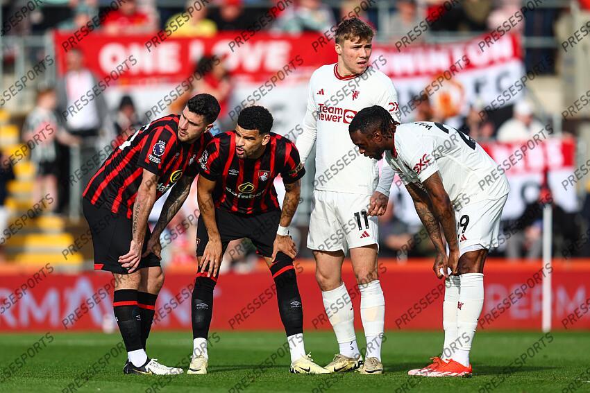 13 April 2024, Bournemouth - Premier League Football - AFC Bournemouth v Manchester United - Marcos Senesi and Dominic Solanke of Bournemouth and Rasmus Hojlund and Aaron Wan-Bissaka of Manchester United - Photo: Charlotte Wilson / Offside. BOURNEMOUTH-MANCHESTER UNITED (2-2) 
