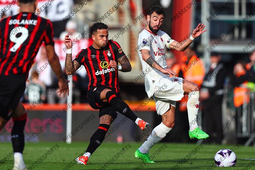13 April 2024, Bournemouth - Premier League Football - AFC Bournemouth v Manchester United - Justin Kluivert of Bournemouth shoots past Bruno Fernandes of Manchester United - Photo: Charlotte Wilson / Offside. BOURNEMOUTH-MANCHESTER UNITED (2-2) 
