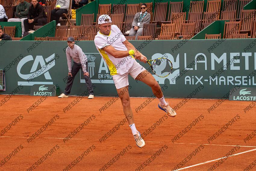 Tennis - 30/04/2024 - Alexandre Muller (France) tapant un revers face à Cristian Garin (Cuba) lors des 16es de finale de l'Open Pays d'Aix, a Aix-en-Provence, comptant pour un Challenger 175 ATP. OPEN PAYS D'AIX 