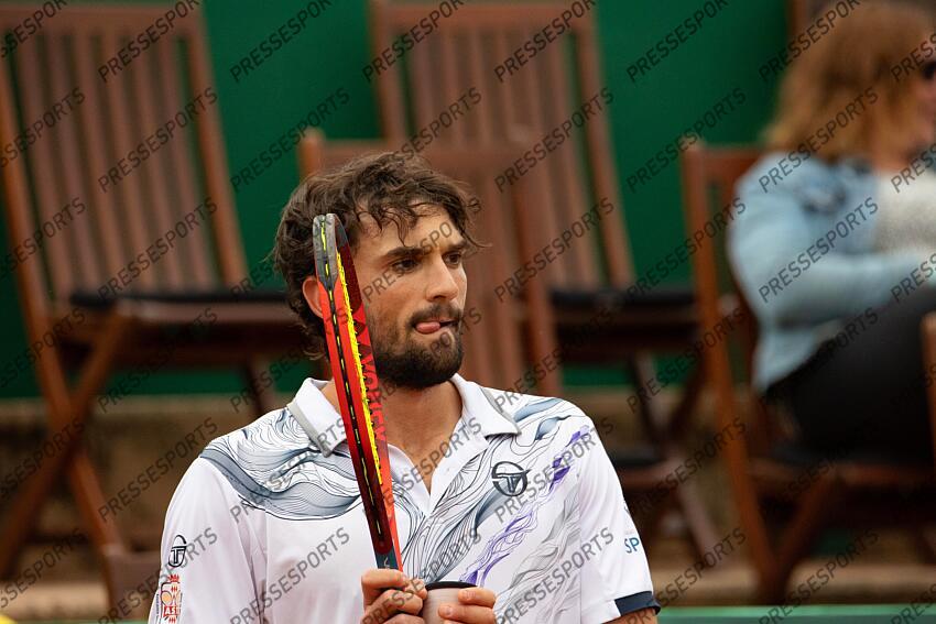 Tennis - 30/04/2024 - Valentin Vacherot (Monaco) en difficulte face à Hamad Medjedovic (Serbie), s'est remit en question pour valider sa qualification lors de l'Open Pays d'Aix, a Aix-en-Provence, lors du Challenger 175 ATP. OPEN PAYS D'AIX 