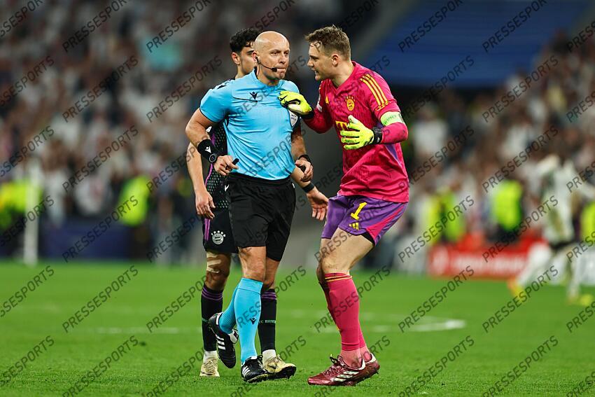(L-R) Szymon Marciniak (Referee), Manuel Neuer (Bayern), MAY 8, 2024 - Football / Soccer : Neuer protesting Szymon Marciniak during UEFA Champions League Semi finals 2nd leg match between Real Madrid CF 2-1 FC Bayern Munchen at the Estadio Santiago Bernabeu in Madrid, Spain. (Photo by Mutsu Kawamori/AFLO) REAL MADRID-BAYERN MUNICH (2-1) 