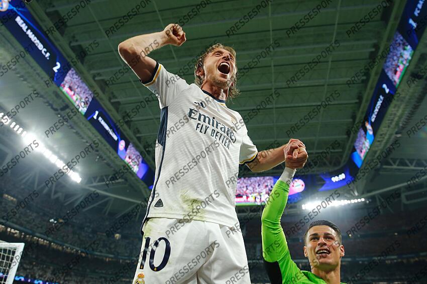 (L-R) Luka Modric, Andriy Lunin (Real), MAY 8, 2024 - Football / Soccer : Modric and Lunin celebrate after winning UEFA Champions League Semi-finals 2nd leg match between Real Madrid CF 2-1 FC Bayern Munchen at the Estadio Santiago Bernabeu in Madrid, Spain. (Photo by Mutsu Kawamori/AFLO) REAL MADRID-BAYERN MUNICH (2-1) 