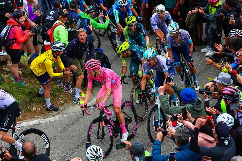 Giro d'Italia 2024 - 107th Edition - 15th stage Manerba del Garda - Livigno (Mottolino) 222 km - 19/05/2024 - Tadej Pogacar (SLO - UAE Team Emirates) - Edoardo Affini (ITA - Team Visma - Lease a Bike) - Daniel Felipe Martinez (POL - BORA - hansgrohe) - Damiano Caruso (ITA - Bahrain - Victorious) - Edoardo Zambanini (ITA - Bahrain - Victorious) - photo Luca Bettini/SprintCyclingAgency©2024 MANERBA DEL GARDA/LIVIGNO 