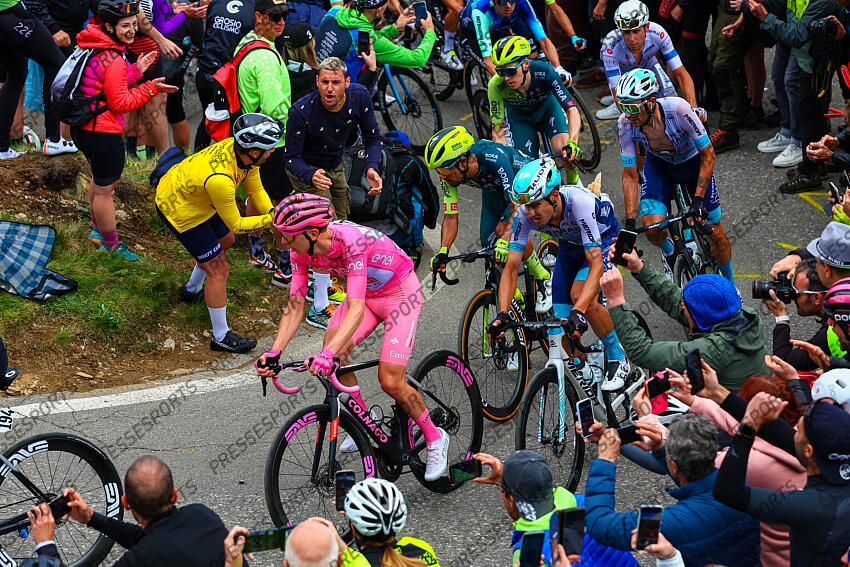 Giro d'Italia 2024 - 107th Edition - 15th stage Manerba del Garda - Livigno (Mottolino) 222 km - 19/05/2024 - Tadej Pogacar (SLO - UAE Team Emirates) - Edoardo Zambanini (ITA - Bahrain - Victorious) - Damiano Caruso (ITA - Bahrain - Victorious) - Antonio Tiberi (ITA - Bahrain - Victorious) - Rafal Majka (POL - UAE Team Emirates)x2 - photo Luca Bettini/SprintCyclingAgency©2024 MANERBA DEL GARDA/LIVIGNO 
