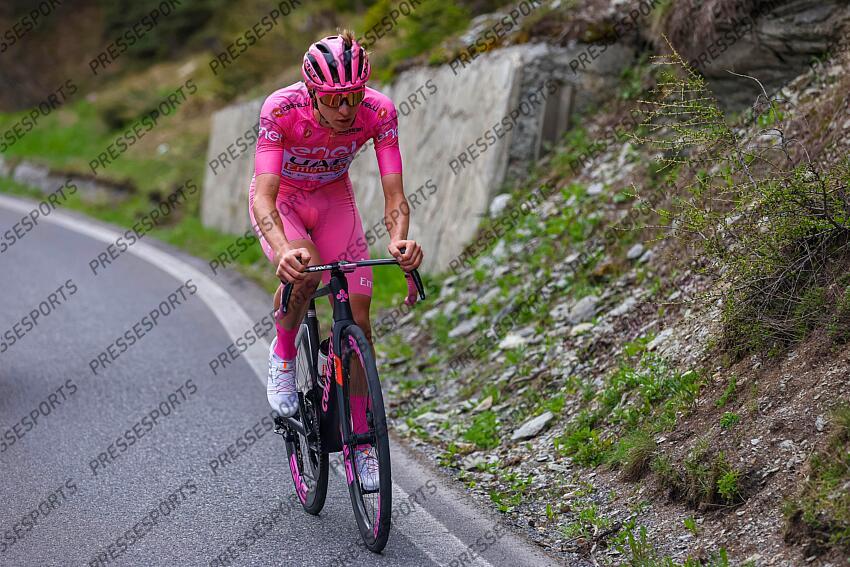 Giro d'Italia 2024 - 107th Edition - 15th stage Manerba del Garda - Livigno (Mottolino) 222 km - 19/05/2024 - Tadej Pogacar (SLO - UAE Team Emirates) - photo Luca Bettini/SprintCyclingAgency©2024 MANERBA DEL GARDA/LIVIGNO 