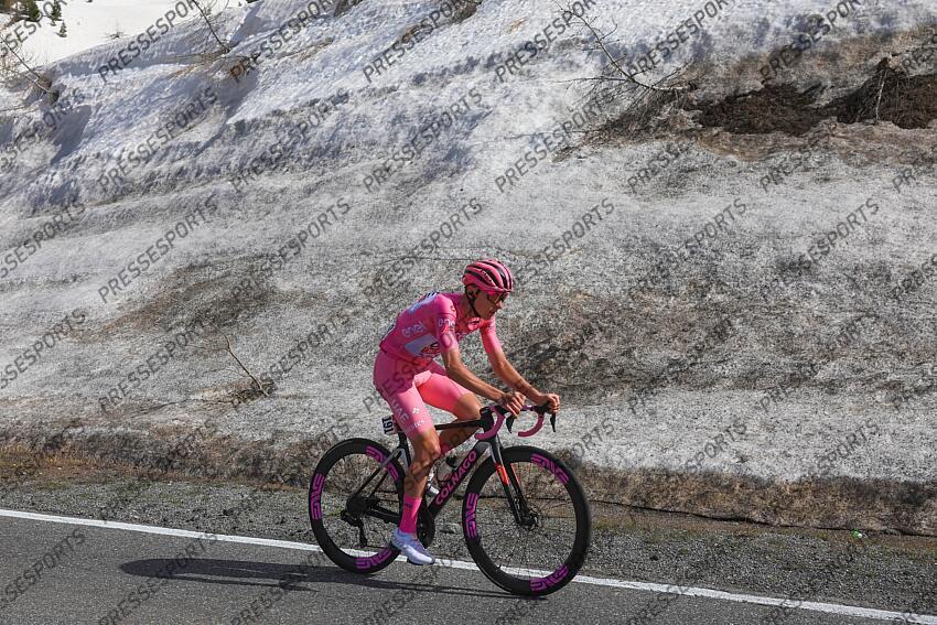 Giro d'Italia 2024 - 107th Edition - 15th stage Manerba del Garda - Livigno (Mottolino) 222 km - 19/05/2024 - Tadej Pogacar (SLO - UAE Team Emirates) - photo Luca Bettini/SprintCyclingAgency©2024 MANERBA DEL GARDA/LIVIGNO 