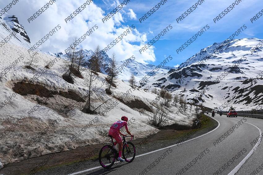 Giro d'Italia 2024 - 107th Edition - 15th stage Manerba del Garda - Livigno (Mottolino) 222 km - 19/05/2024 - Tadej Pogacar (SLO - UAE Team Emirates) - photo Luca Bettini/SprintCyclingAgency©2024 MANERBA DEL GARDA/LIVIGNO 