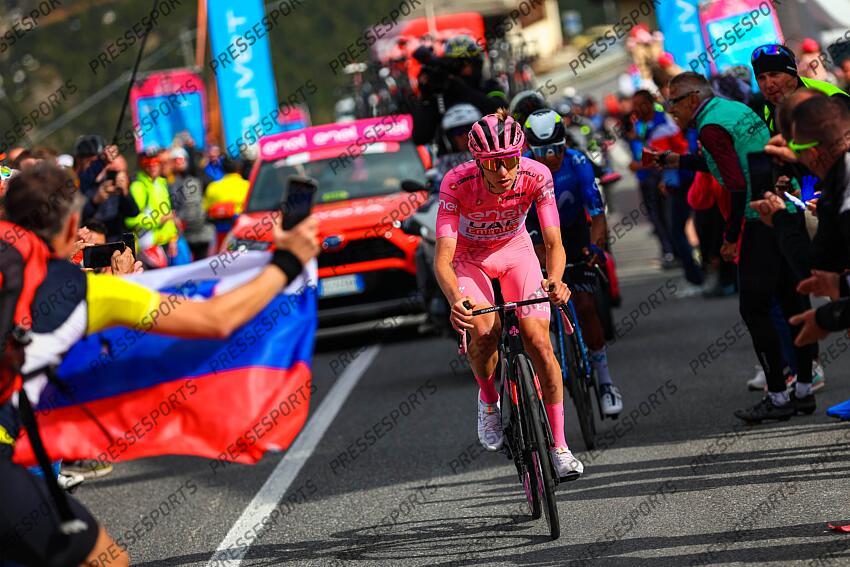 Giro d'Italia 2024 - 107th Edition - 15th stage Manerba del Garda - Livigno (Mottolino) 222 km - 19/05/2024 - Tadej Pogacar (SLO - UAE Team Emirates) - photo Luca Bettini/SprintCyclingAgency©2024 MANERBA DEL GARDA/LIVIGNO 