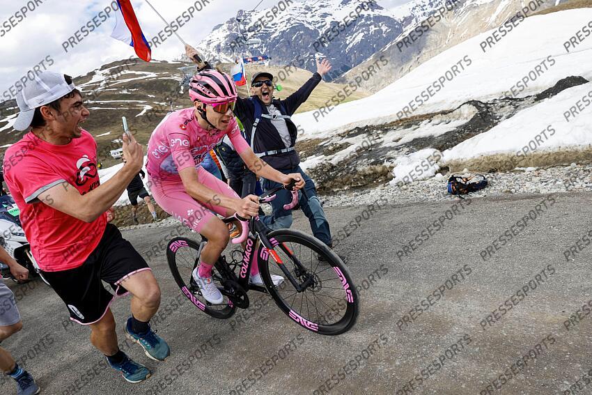 Giro d'Italia 2024 - 107th Edition - 15th stage Manerba del Garda - Livigno (Mottolino) 222 km - 19/05/2024 - Tadej Pogacar (SLO - UAE Team Emirates) - photo Ilario Biondi/SprintCyclingAgency©2024 MANERBA DEL GARDA/LIVIGNO 