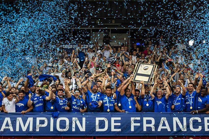 Lever de trophée Pro D2 FC GRENOBLE - RC VANNES Stade Ernest Wallon, Toulouse VANNES-GRENOBLE (16-9) 