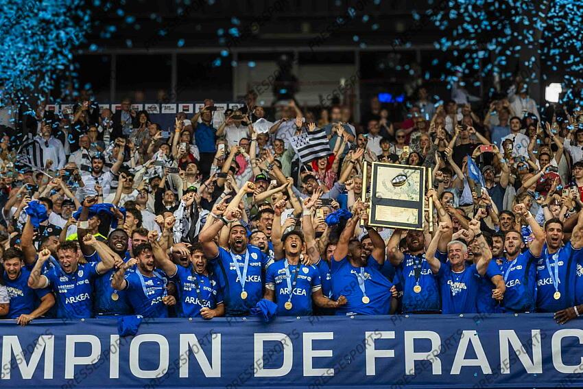 Lever de trophée Pro D2 FC GRENOBLE - RC VANNES Stade Ernest Wallon, Toulouse VANNES-GRENOBLE (16-9) 