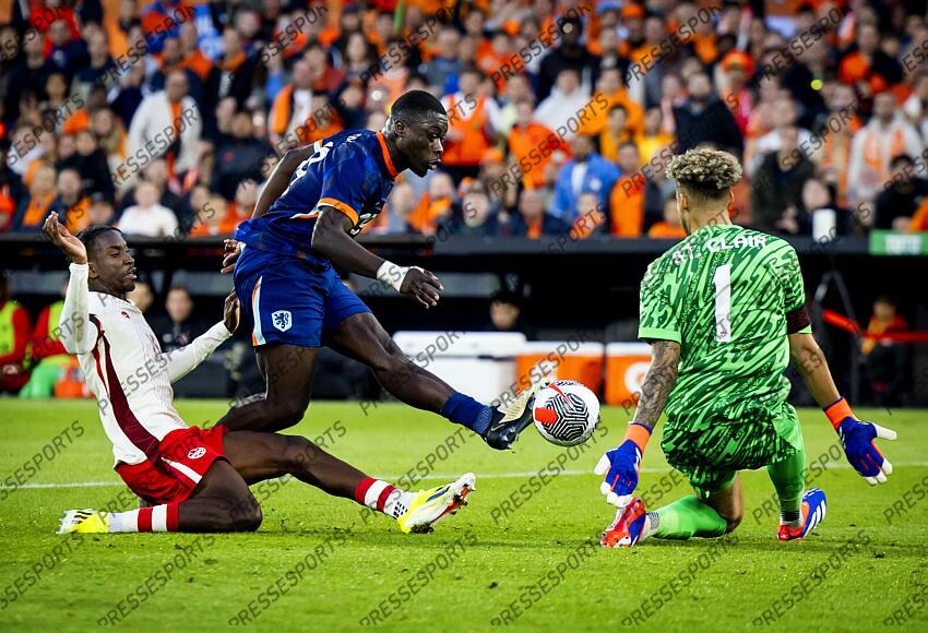 ROTTERDAM - (l-r) Moise Bombito of Canada, Brian Brobbey of Holland, Canada goalkeeper Dayne St. Clair during the friendly Interland match between the Netherlands and Canada at Feyenoord Stadium de Kuip on June 6, 2024 in Rotterdam, Netherlands. ANP KOEN VAN WEEL PAYS-BAS-CANADA (4-0) 