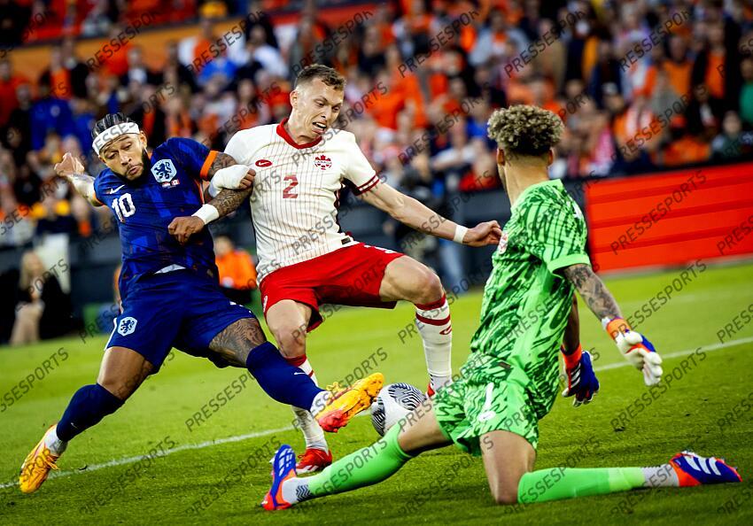 ROTTERDAM - (l-r) Memphis Depay of Holland, Alistair Johnston of Canada, Canada goalkeeper Dayne St. Clair during the friendly Interland match between the Netherlands and Canada at Feyenoord Stadium de Kuip on June 6, 2024 in Rotterdam, Netherlands. ANP KOEN VAN WEEL PAYS-BAS-CANADA (4-0) 