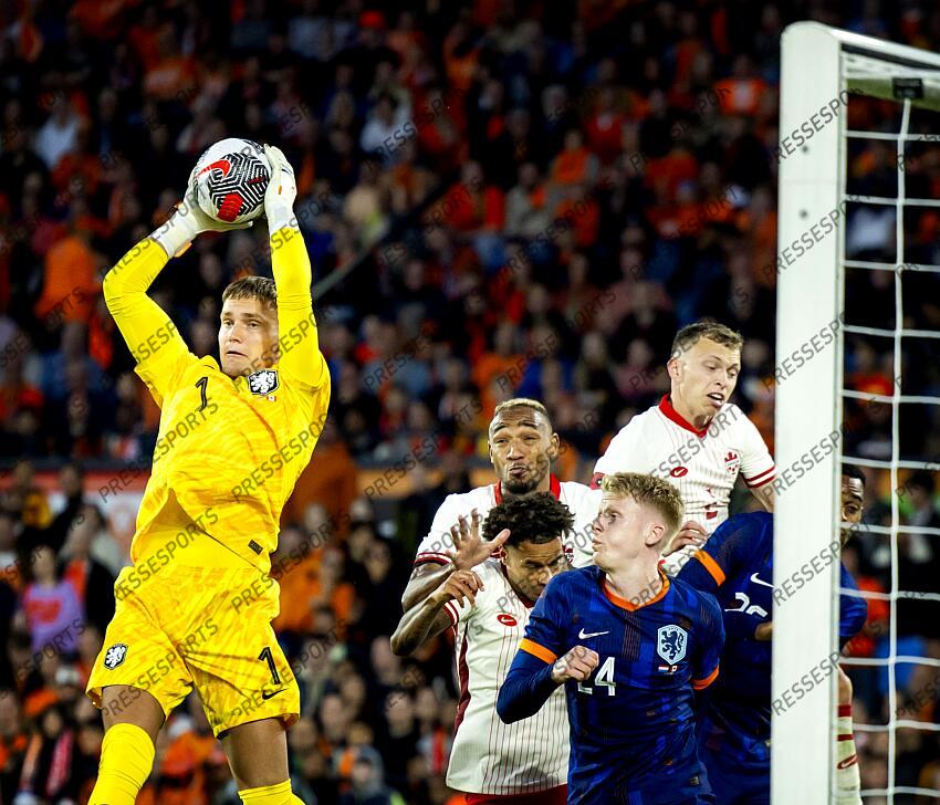 ROTTERDAM - Holland goalkeeper Bart Verbruggen during the friendly Interland match between the Netherlands and Canada in Feyenoord Stadium de Kuip on June 6, 2024 in Rotterdam, Netherlands. ANP KOEN VAN WEEL PAYS-BAS-CANADA (4-0) 