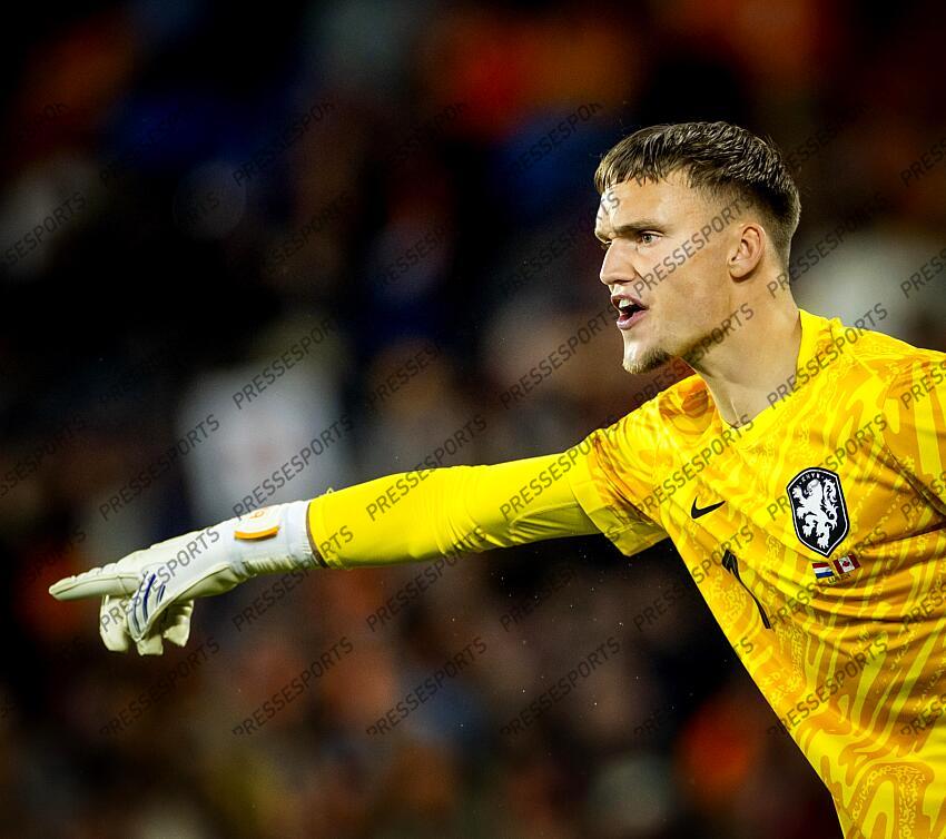 ROTTERDAM - Holland goalkeeper Bart Verbruggen during the friendly Interland match between the Netherlands and Canada in Feyenoord Stadium de Kuip on June 6, 2024 in Rotterdam, Netherlands. ANP KOEN VAN WEEL PAYS-BAS-CANADA (4-0) 