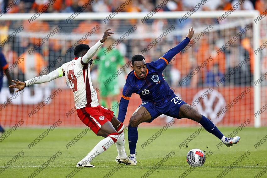 ROTTERDAM - (l-r) Alphonso Davies of Canada, Ryan Gravenberch of Holland during the friendly Interland match between the Netherlands and Canada at Feyenoord Stadium de Kuip on June 6, 2024 in Rotterdam, Netherlands. ANP MAURICE VAN STEEN PAYS-BAS-CANADA (4-0) 
