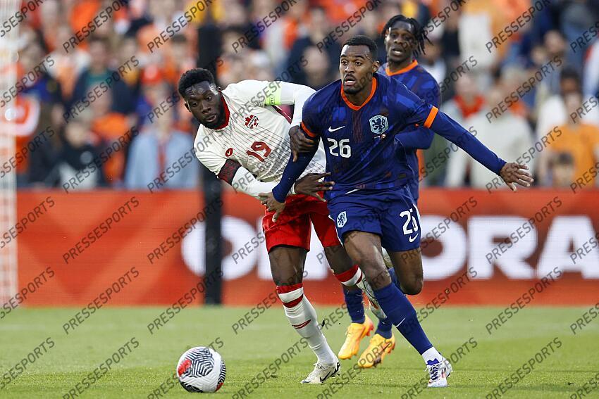 ROTTERDAM - (l-r) Alphonso Davies of Canada, Ryan Gravenberch of Holland during the friendly Interland match between the Netherlands and Canada at Feyenoord Stadium de Kuip on June 6, 2024 in Rotterdam, Netherlands. ANP MAURICE VAN STEEN PAYS-BAS-CANADA (4-0) 