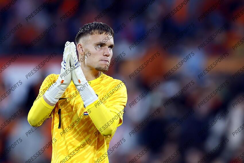 ROTTERDAM - Holland goalkeeper Bart Verbruggen during the friendly Interland match between the Netherlands and Canada in Feyenoord Stadium de Kuip on June 6, 2024 in Rotterdam, Netherlands. ANP KOEN VAN WEEL PAYS-BAS-CANADA (4-0) 