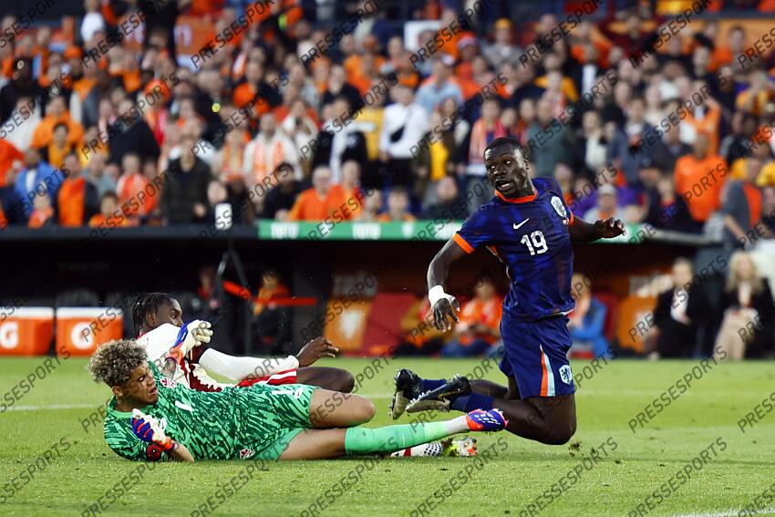 ROTTERDAM - (l-r) Moise Bombito of Canada, Canada goalkeeper Dayne St. Clair, Brian Brobbey of Holland during the friendly Interland match between the Netherlands and Canada at Feyenoord Stadium de Kuip on June 6, 2024 in Rotterdam, Netherlands. ANP KOEN VAN WEEL PAYS-BAS-CANADA (4-0) 
