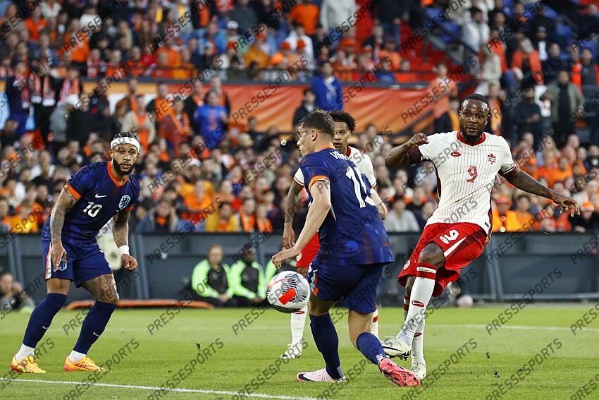 ROTTERDAM - (l-r) Memphis Depay of Holland, Micky van de Ven of Holland, Cyle Larin of Canada during the friendly Interland match between the Netherlands and Canada at Feyenoord Stadium de Kuip on June 6, 2024 in Rotterdam, Netherlands. ANP MAURICE VAN STEEN PAYS-BAS-CANADA (4-0) 