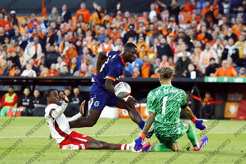 ROTTERDAM - (l-r) Moise Bombito of Canada, Brian Brobbey of Holland, Canada goalkeeper Dayne St. Clair during the friendly Interland match between the Netherlands and Canada at Feyenoord Stadium de Kuip on June 6, 2024 in Rotterdam, Netherlands. ANP KOEN VAN WEEL PAYS-BAS-CANADA (4-0) 