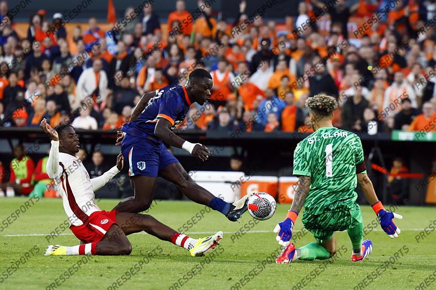 ROTTERDAM - (l-r) Moise Bombito of Canada, Brian Brobbey of Holland, Canada goalkeeper Dayne St. Clair during the friendly Interland match between the Netherlands and Canada at Feyenoord Stadium de Kuip on June 6, 2024 in Rotterdam, Netherlands. ANP KOEN VAN WEEL PAYS-BAS-CANADA (4-0) 