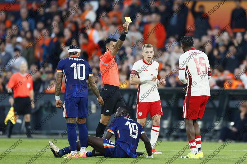 ROTTERDAM - (l-r) Referee Rohit Saggi gives the yellow card to Moise Bombito of Canada during the friendly Interland match between the Netherlands and Canada at Feyenoord Stadium de Kuip on June 6, 2024 in Rotterdam, Netherlands. ANP KOEN VAN WEEL PAYS-BAS-CANADA (4-0) 