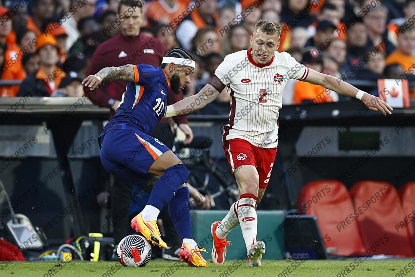 ROTTERDAM - (l-r) Daley Blind of Holland, Alistair Johnston of Canada during the friendly Interland match between the Netherlands and Canada at Feyenoord Stadium de Kuip on June 6, 2024 in Rotterdam, Netherlands. ANP MAURICE VAN STEEN PAYS-BAS-CANADA (4-0) 