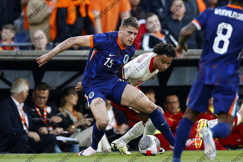 ROTTERDAM - (l-r) Micky van de Ven of Holland, Tajon Buchanan of Canada during the friendly Interland match between the Netherlands and Canada at Feyenoord Stadium de Kuip on June 6, 2024 in Rotterdam, the Netherlands. ANP MAURICE VAN STEEN PAYS-BAS-CANADA (4-0) 