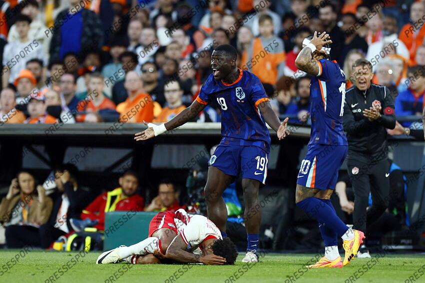 ROTTERDAM - (l-r) Brian Brobbey of Holland, Memphis Depay of Holland during the friendly Interland match between the Netherlands and Canada at Feyenoord Stadium de Kuip on June 6, 2024 in Rotterdam, Netherlands. ANP KOEN VAN WEEL PAYS-BAS-CANADA (4-0) 