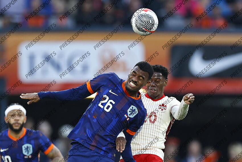 ROTTERDAM - (l-r) Teun Koopmeiners of Holland, Jonathan David of Canada during the friendly Interland match between the Netherlands and Canada at Feyenoord Stadium de Kuip on June 6, 2024 in Rotterdam, Netherlands. ANP MAURICE VAN STEEN PAYS-BAS-CANADA (4-0) 