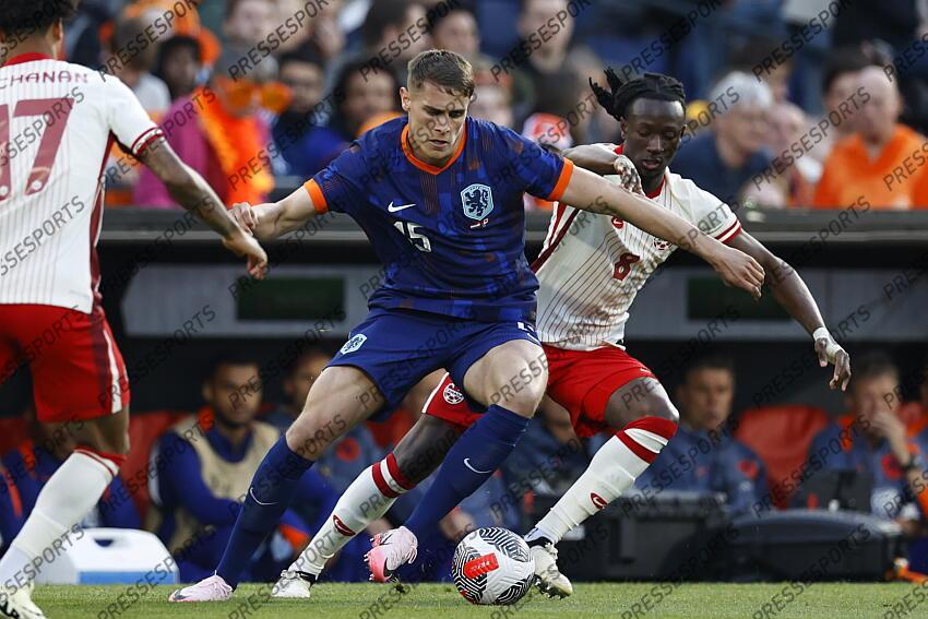 ROTTERDAM - (l-r) Micky van de Ven of Holland, Ismael Kone of Canada during the friendly Interland match between the Netherlands and Canada at Feyenoord Stadium de Kuip on June 6, 2024 in Rotterdam, Netherlands. ANP MAURICE VAN STEEN PAYS-BAS-CANADA (4-0) 