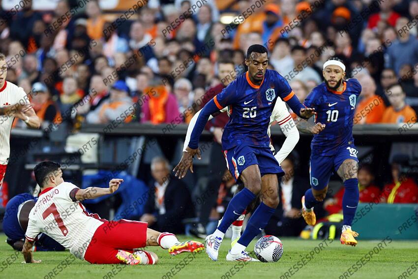 ROTTERDAM - (l-r) Stephen Eustaquio of Canada, Ryan Gravenberch of Holland during the friendly Interland match between the Netherlands and Canada at Feyenoord Stadium de Kuip on June 6, 2024 in Rotterdam, Netherlands. ANP KOEN VAN WEEL PAYS-BAS-CANADA (4-0) 