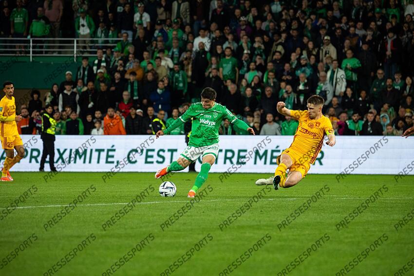 Foot - Ligue 2 (Play-offs) - ASSE - Rodez - Le tir de Dylan Chambost contré par Bradley Danger ST ETIENNE-RODEZ (2-0) 