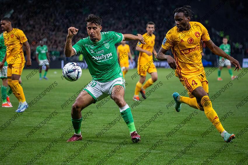 Foot - Ligue 2 (Play-offs) - ASSE - Rodez - Aïmen moueffek au duel avec Stone Muzalimoja Mambo ST ETIENNE-RODEZ (2-0) 