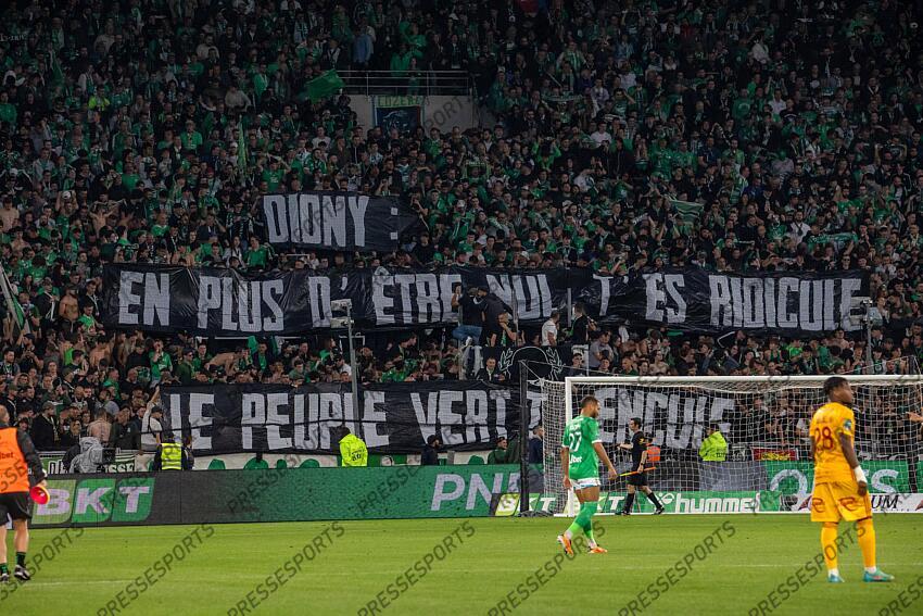 Foot - Ligue 2 (Play-offs) - ASSE - Rodez - Banderole déployée par les Magics Fans contre Lois Diony " diony en plus d'etre nul t'es ridicule le peuple vert t'encule " ST ETIENNE-RODEZ (2-0) 