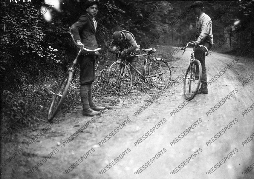 lapize (octave) fonds n/b parution livre TDF 1910 tome 1 p 77 Edition internationale la grande histoire du tour de france 1903/1939 tome1 