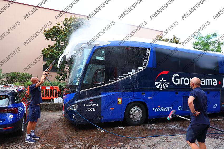 Moto Home Motohome MAGAZINE GROUPAMA FDJ lavage du bus de l'equipe 