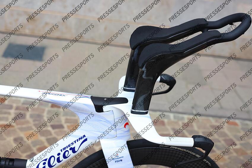 MAGAZINE GROUPAMA FDJ guidon du velo de CLM contre la montre Wilier Triestina de kung (stefan) - (sui) - 