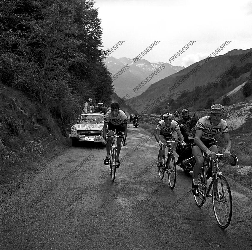 delisle (raymond) lebaube (jean claude) foucher (andre) DAX/BAGNERES DE BIGORRE Col du tourmalet par Barèges. Delisle, Lebaube et Foucher. fonds n/b 