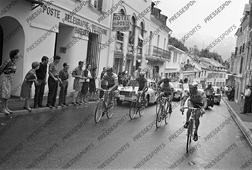 foucher (andre) lebaube (jean claude) delisle (raymond) DAX/BAGNERES DE BIGORRE cOL DU tOURMALET PAR bAR7GES. Foucher, Delisle, Lebaubeet Esteban Martin dans la traversée de Barèges. PTT de Barèges. fonds n/b 