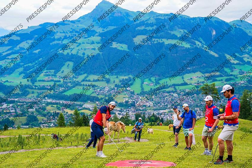 AUTRICHE, KITZBUHEL 27 JUIN: Clement Noel of Team France, Cyprien Sarrazin of Team France, Johan Clarey of Team France, Linus Strasser of Team Germany durant une partie de golf sur la Streif, piste mythique de descente de Kitzbuhel le 27 juin 2024, en Autriche. (Photo by Michel Cottin/Agence Zoom) GOLF SUR LA STREIF 