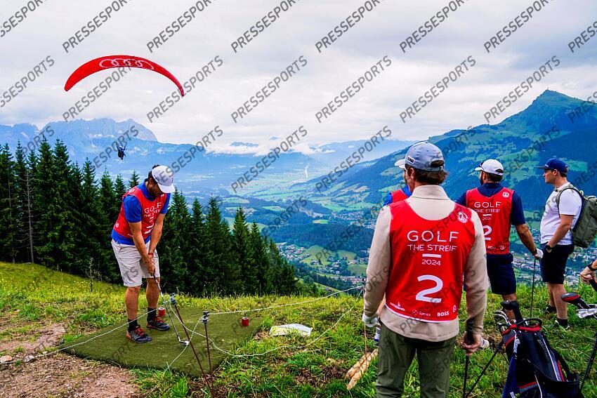 AUTRICHE, KITZBUHEL 27 JUIN: Cyprien Sarrazin of Team France, Clement Noel of Team France, Johan Clarey of Team France, Linus Strasser of Team Germany durant une partie de golf sur la Streif, piste mythique de descente de Kitzbuhel le 27 juin 2024, en Autriche. (Photo by Michel Cottin/Agence Zoom) GOLF SUR LA STREIF 